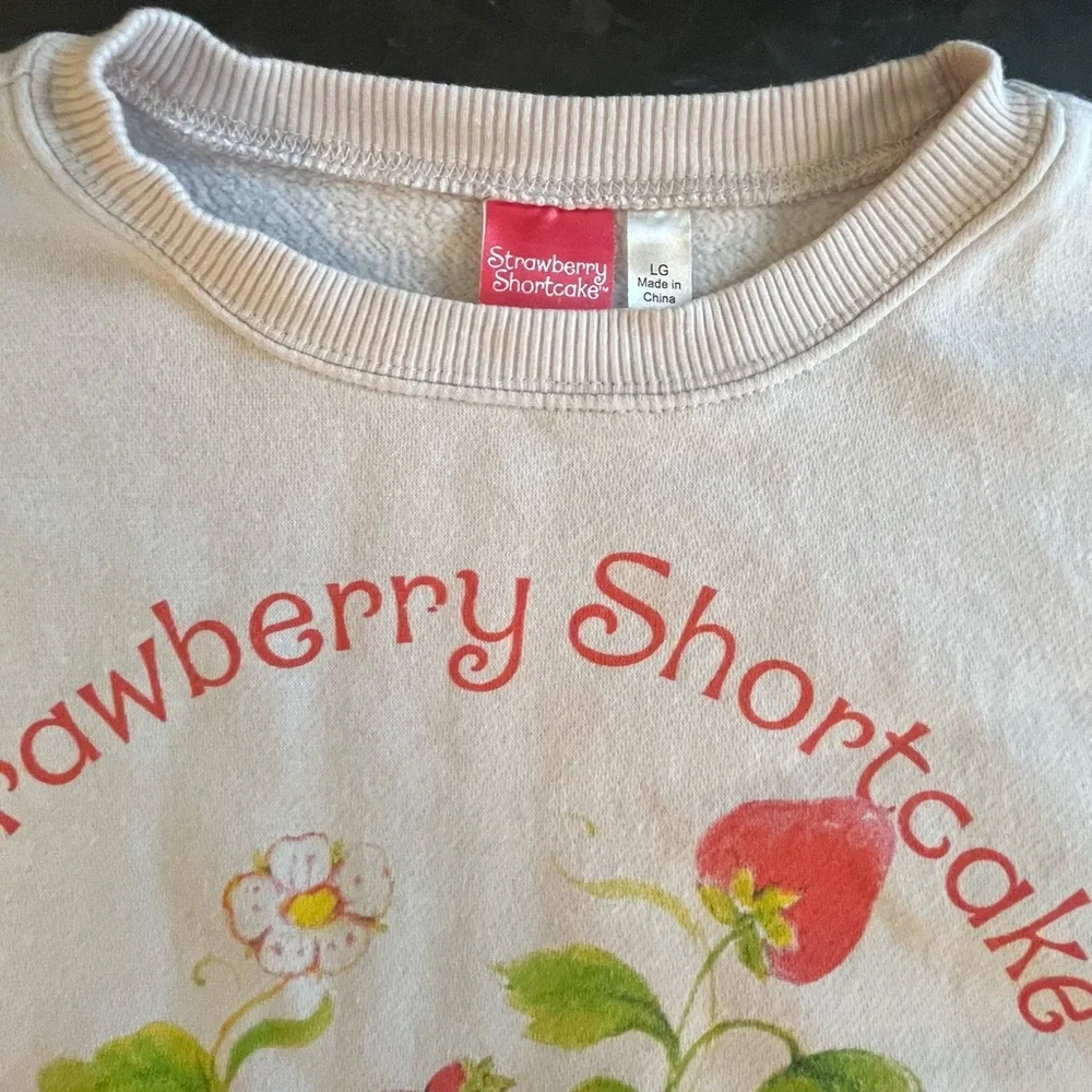 Strawberry Shortcake Graphic Sweatshirt Size Large - Picture 5 of 6